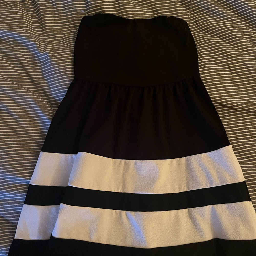 Strapless knee-length dress